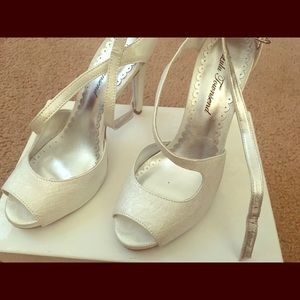 Heeled shoes, white